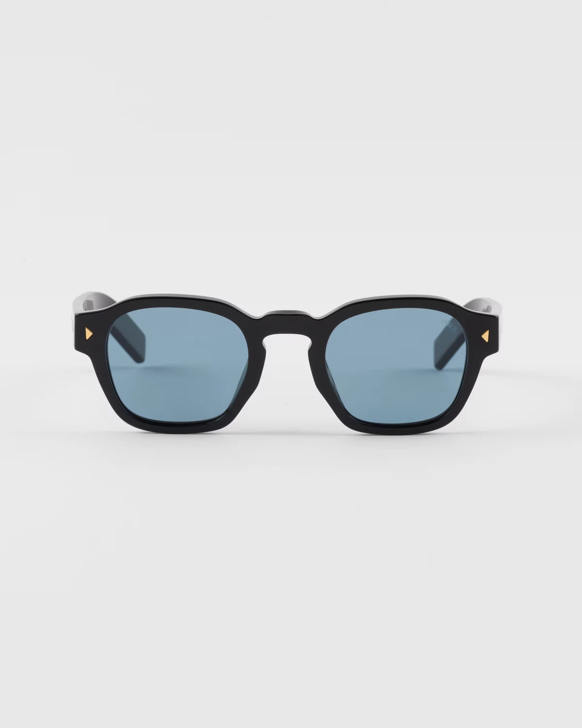 Prada Sunglasses With Iconic Metal Plaque 縮圖 1