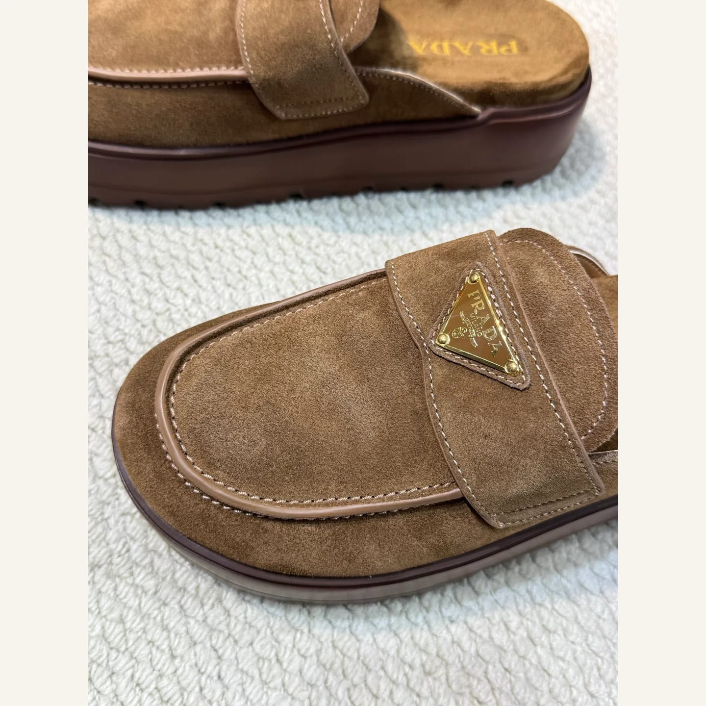 Prada Triangle-logo Shearling Platform Mule 縮圖 3