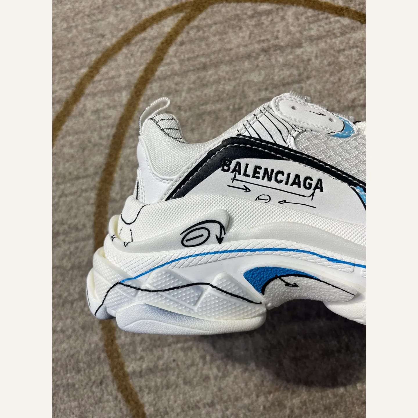 Balenciaga Graffiti Triple S Sneaker 縮圖 4