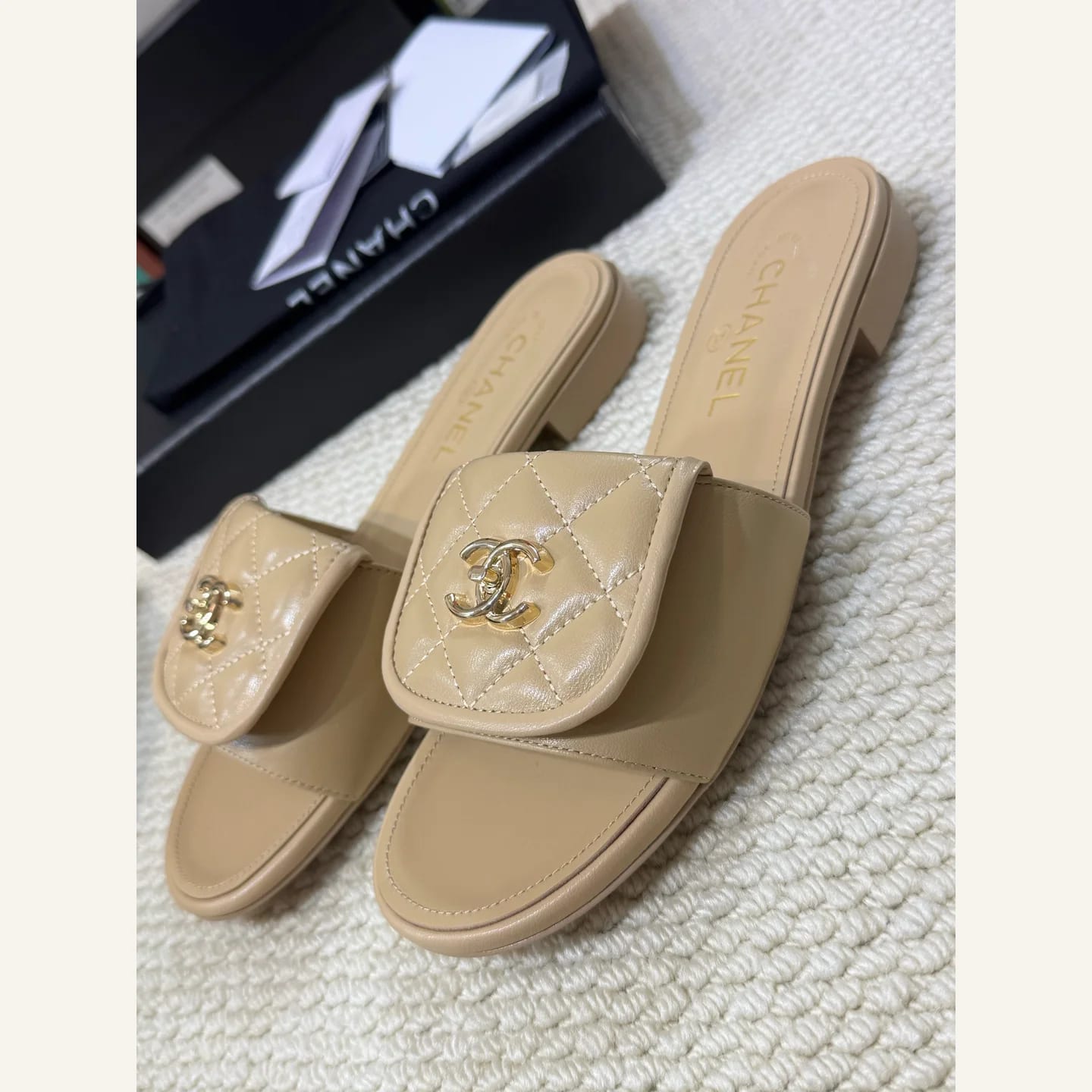 CHANEL Quilted CC Slide 縮圖 1