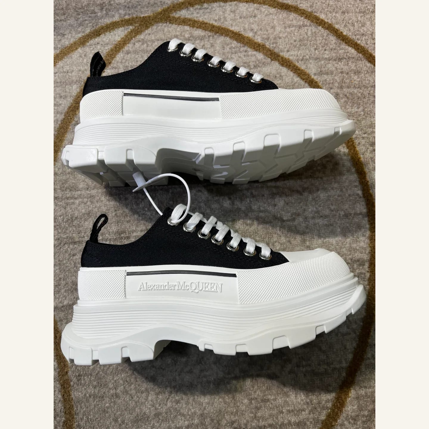 Alexander McQueen Tread Slick Sneaker 縮圖 1