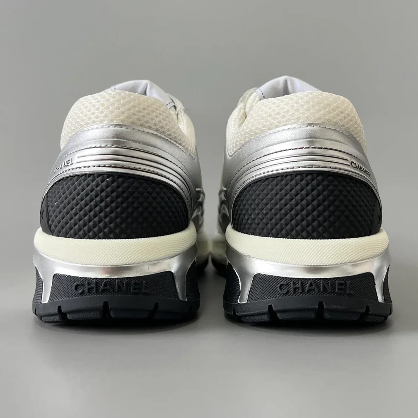 Chanel Laminated Calfskin & Suede Calfskin Sneakers 縮圖 3