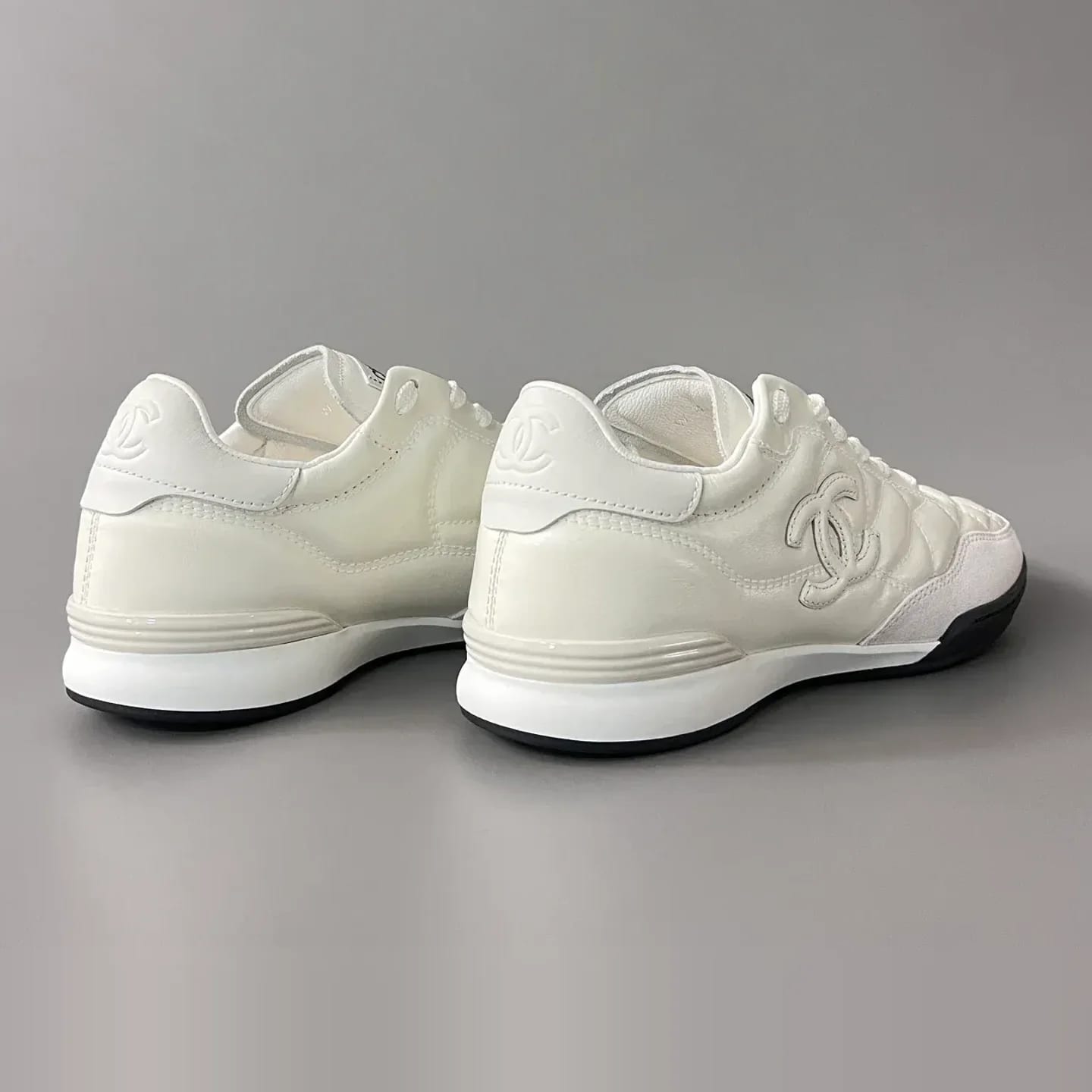 Chanel Quilted Low-Top Sneakers 縮圖 2
