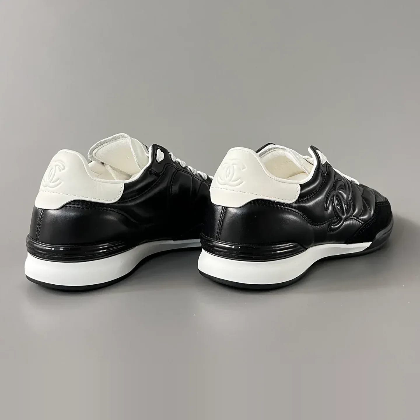 Chanel Quilted Low-Top Sneakers 縮圖 2