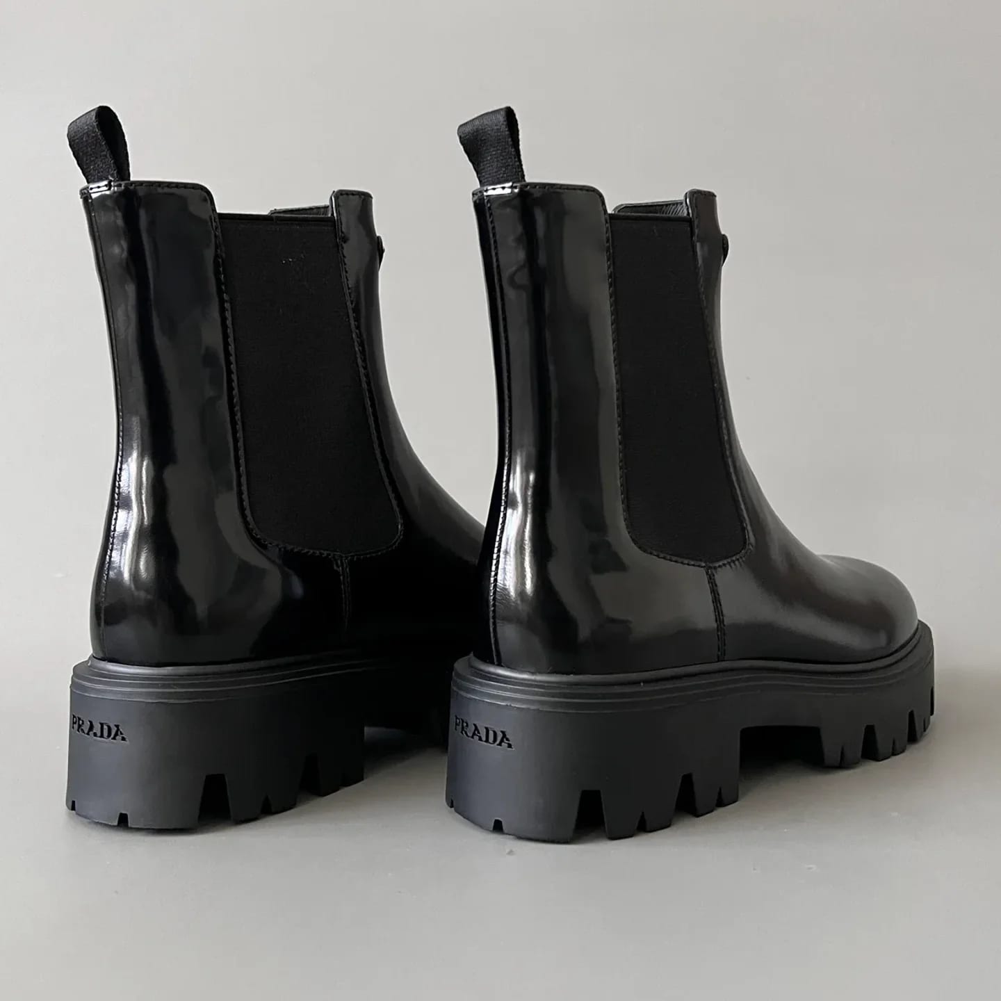 Prada Brushed Leather Chelsea Boots 縮圖 2