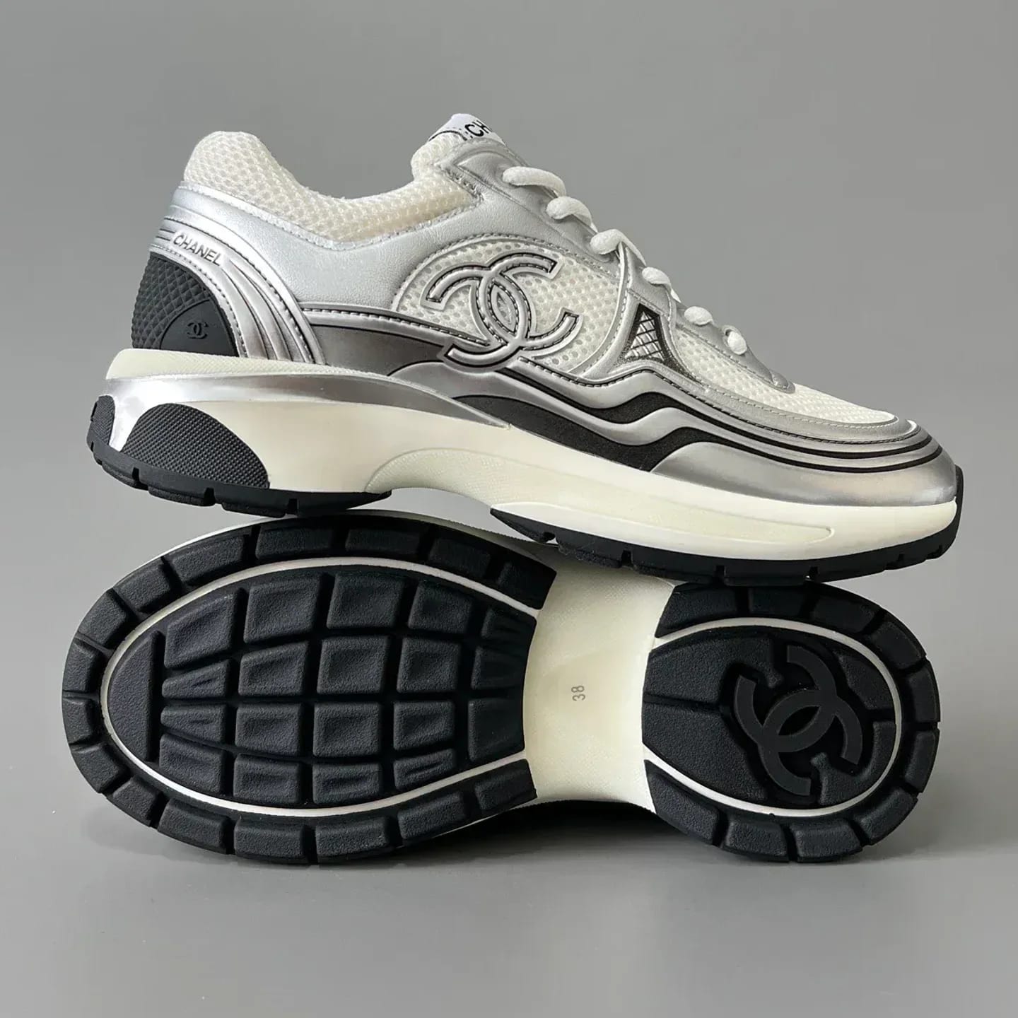 Chanel Laminated Calfskin & Suede Calfskin Sneakers 縮圖 4