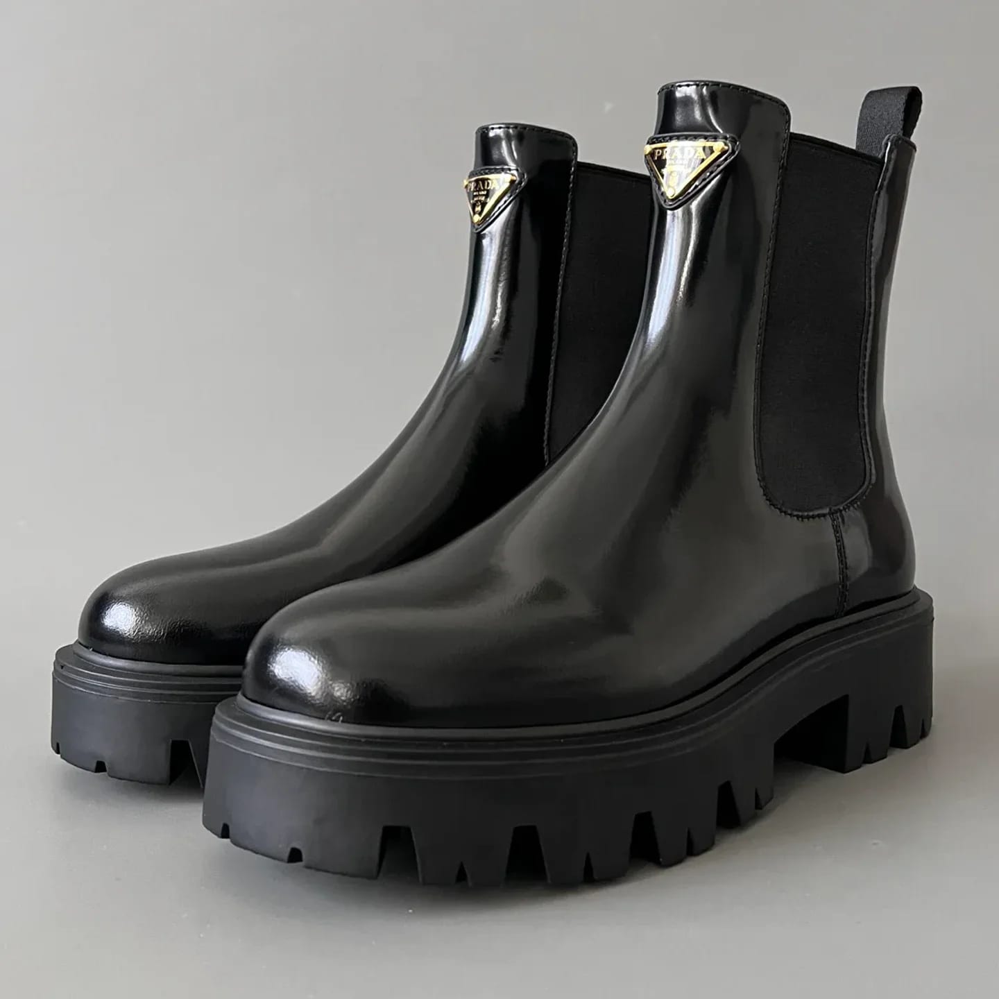 Prada Brushed Leather Chelsea Boots 縮圖 1