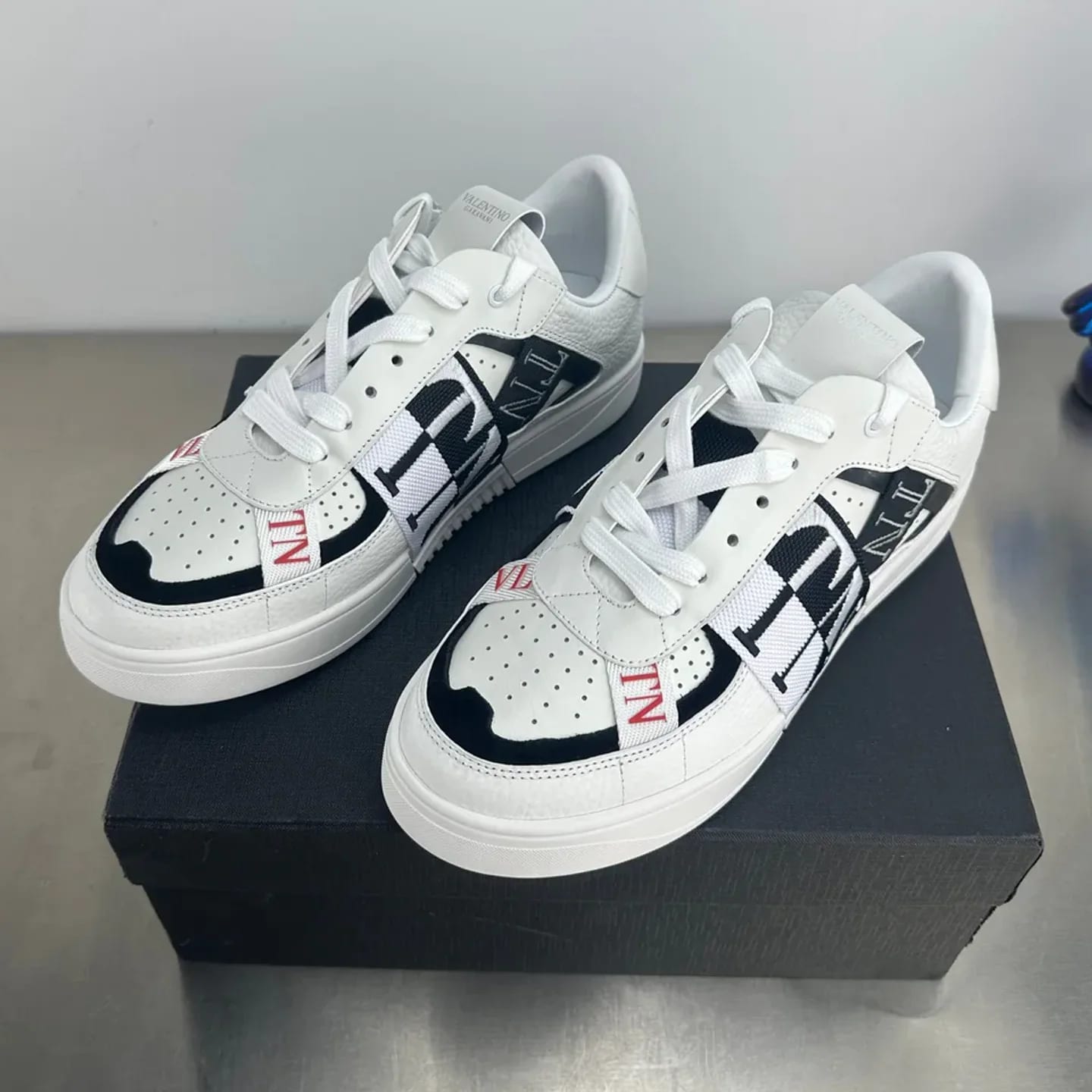 Valentino Garavani Open Low-top Sneaker 縮圖 1