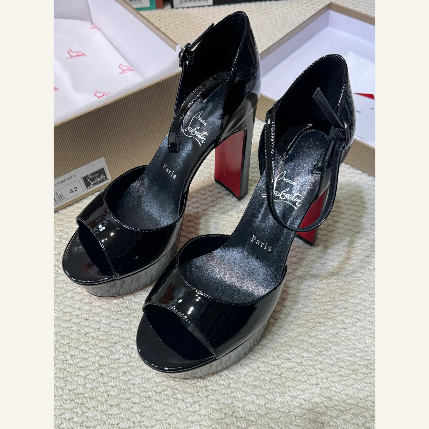 Christian Louboutin New Very Privé Peep-toe Pump
